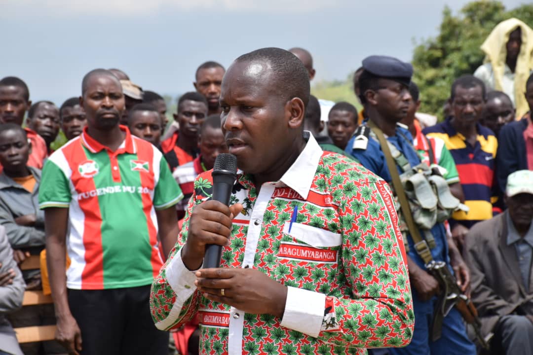 CnddFddBuhumuza's tweet photo. Mwijambo ryiw Umunyamabanga w'umugambw mu ntara ya #Buhumuza yashimiy ubuserukizi bukuru ukuntu ataco budakora mukubafata mumugongo mu bikorwa.Yashimye ukuntu umugambwe @CnddFdd uguma uha agaciro abahoz ku rugamba kuko bateye iteka igihugu nabo nyen bararyitera.@DorianeMunezero https://t.co/QKfDj8fHIx