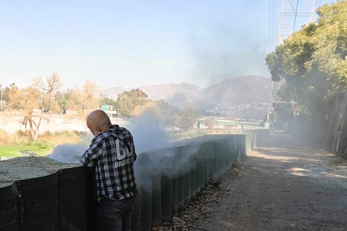 la_dorkout's tweet image. Strolling LA River in Griffith Park this morning, and this jackass starts a fire, trees right above him. I alerted another walker, who doused it with his water bottle while I called 911/fire dept.  

Older guy, not homeless but not all there. If you're out &amp;amp; about, stay vigilent!