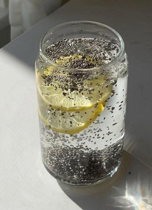 sandyfit_'s tweet image. Your metabolism is a fat-burning machine...
if you know how to fuel it

Ignoring these foods is like locking the door to easy fat loss👇

1┈••✦ ♡ ✦••┈
🌱Chia Seeds

These tiny seeds are packed with fiber and omega-3s. They help your body burn fat while keeping you full..