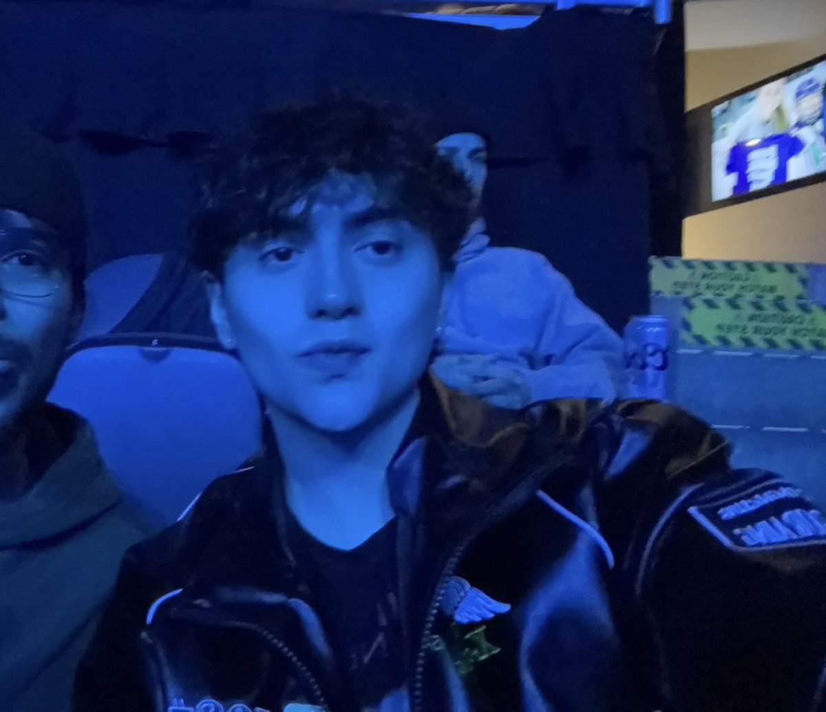 joshvxa's tweet photo. ocean eyessss https://t.co/WykixKXSgc