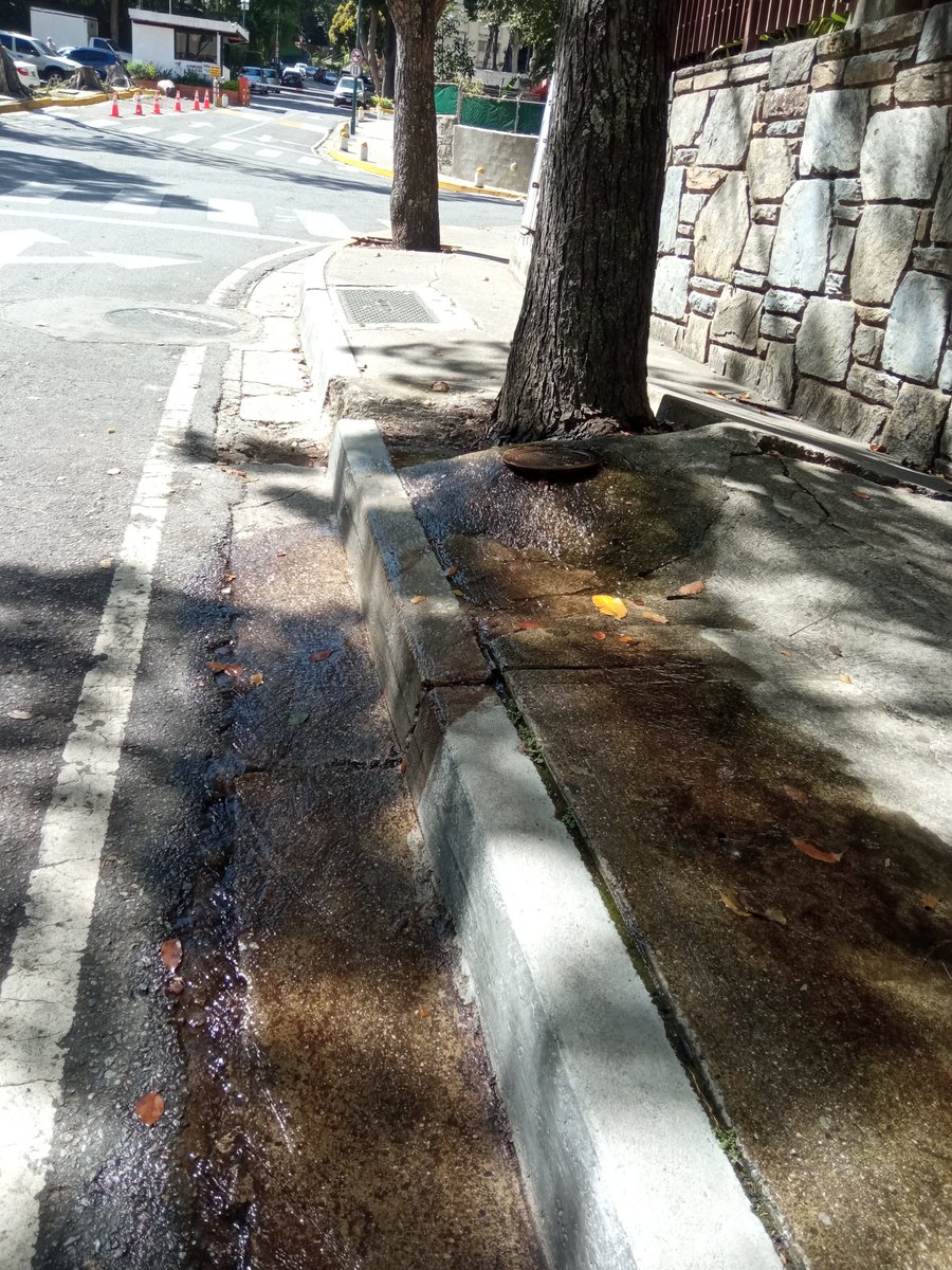 sermoi's tweet image. @HidroCapital2 ,@darwingonzalezp ,@AlcaldiaBaruta Reportando bote de aguas blancas tanquilla @HidroCapital2 edf Tania #CalleCaurimare #ColinasdeBelloMonte pan Monte