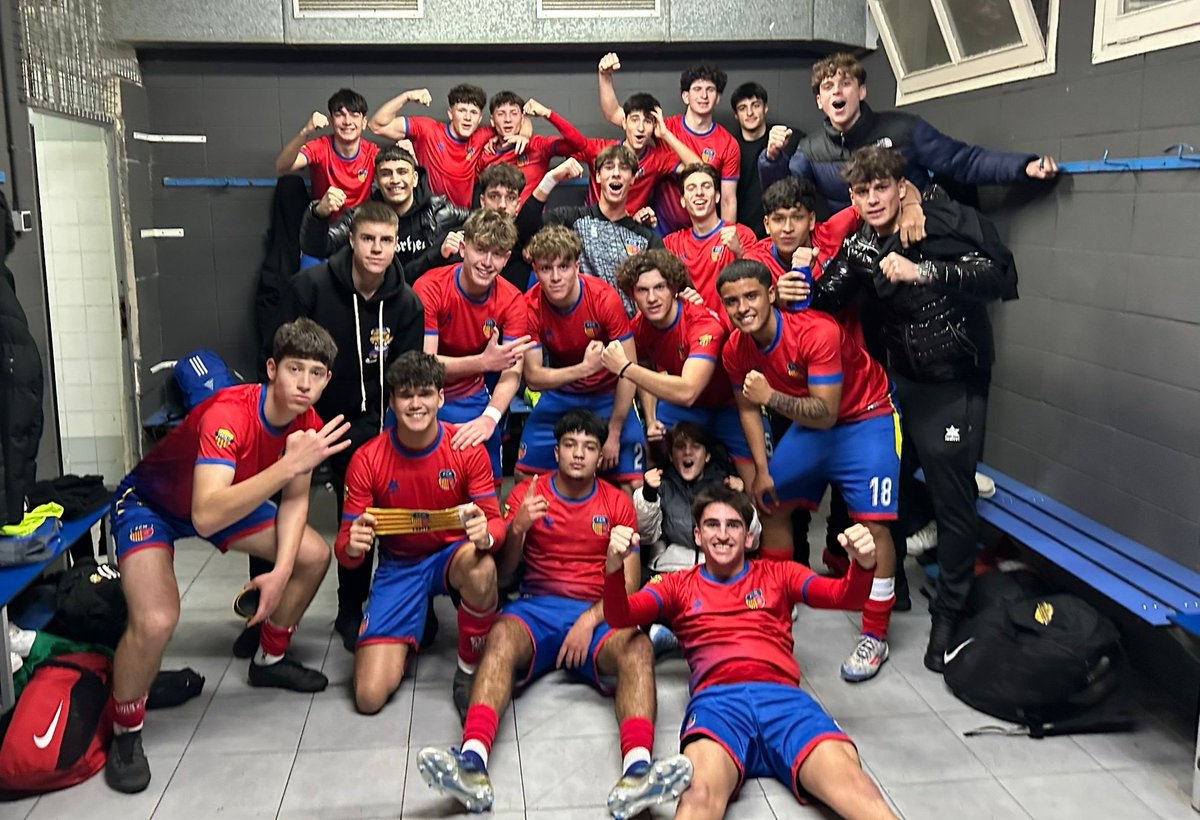 martinenc's tweet image. ⏱️ FINAL!

⚔️ Juvenil A Masculí 3-2 @CEEuropa
⚽️ Santos, Álvaro Picón i Jordi Gil

📝 Victòria amb remuntada al derbi! Els vermells perdien per 0-2. Triomf que ens manté en zona mitjana-alta de la #LNJ7

😍 Enhorabona, EQUIP!

[📷 @vinyets_paula]

#SomMartinenc #futbolcat