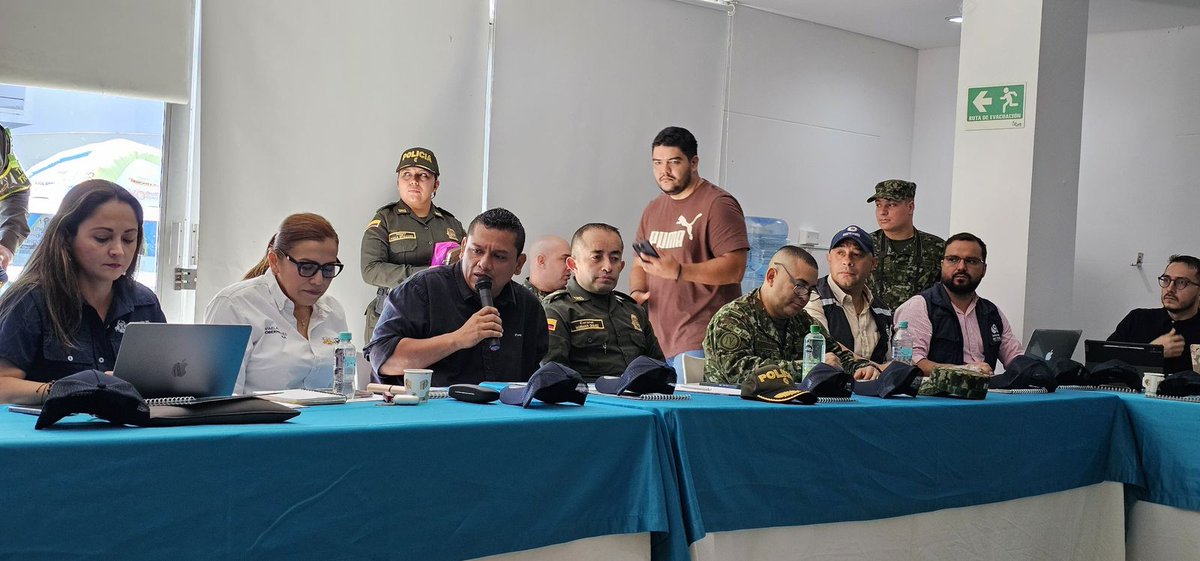 DefensoriaCol's tweet photo. Desde la Regional Meta, expusimos las graves preocupaciones de la comunidad, víctima de extorsiones por parte de grupos armados que operan en el departamento. Seguiremos trabajando para garantizar los Derechos Humanos. https://t.co/CGV7JdgKAe