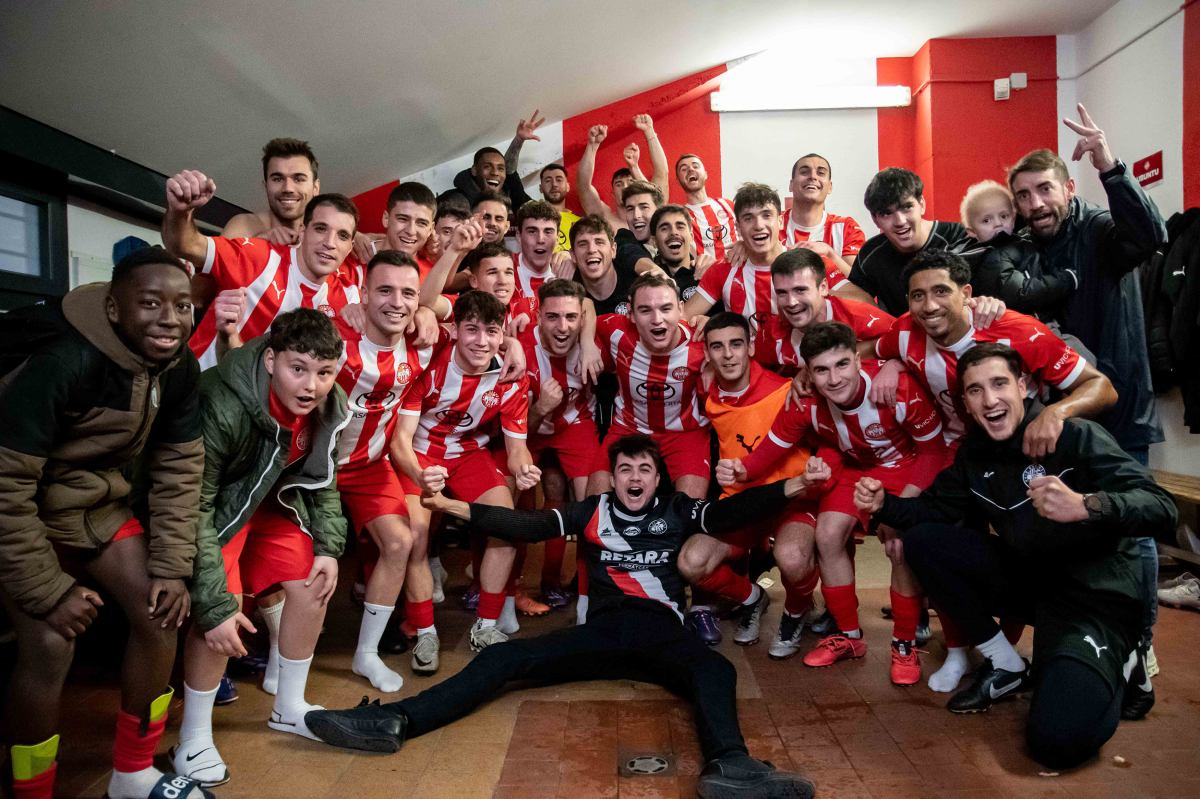 Així es comença un nou any 🔥🔥🔥

#SomUEVic 🔴⚪️
#LligaElit | #futbolcat