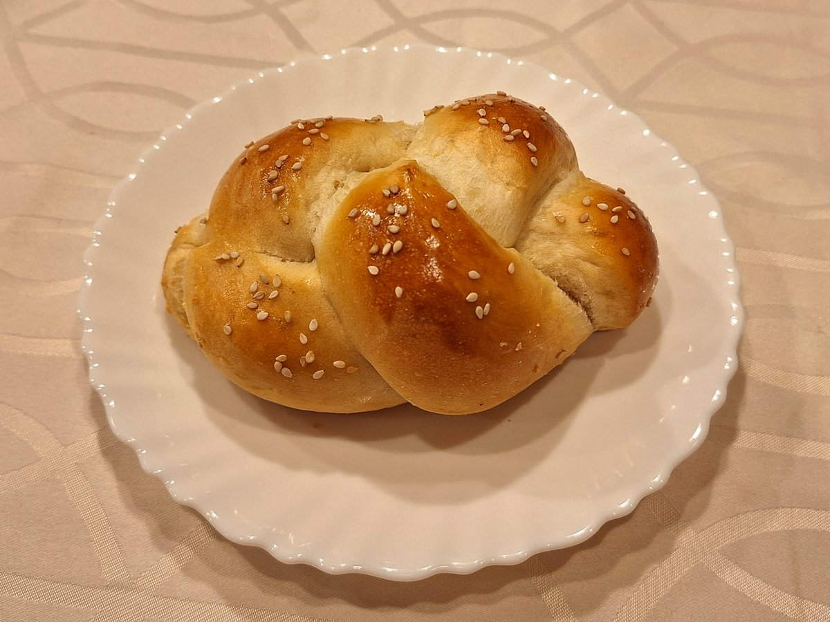 AikitchenBlog's tweet photo. These mini braided sourdough challah buns are as fun to make as they are to eat! 🥰 Soft, slightly sweet, and perfect for any occasion. #Homemade bread is always worth it.
✨ Recipe link in comments!
#CookingWithAI #AIKitchenBlog #BakingLove #Sourdough #ChallahBuns #HomemadeGoodness #MomLife #PickyEaters