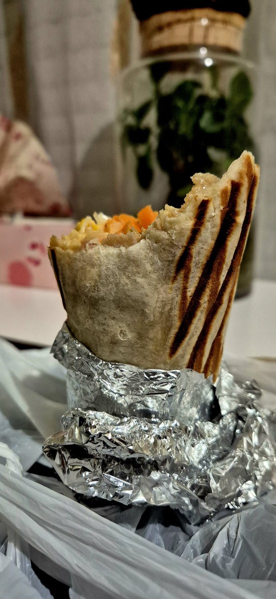 adriana_czm_'s tweet photo. Bețișoare parfumate, kebab și o lună aproape plină... într-un cuvânt #relaxare https://t.co/Y7gWLEz20b