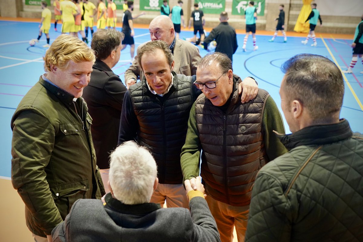 aytodebadajoz's tweet photo. ⚽️ El pabellón Antonio Domínguez de #Badajoz ha acogido este sábado la presentación del Badajoz Albroksa FS con sus diferentes equipos y el posterior partido del primer equipo masculino al que ha asistido el alcalde Ignacio Gragera. https://t.co/oZq1sMESW3