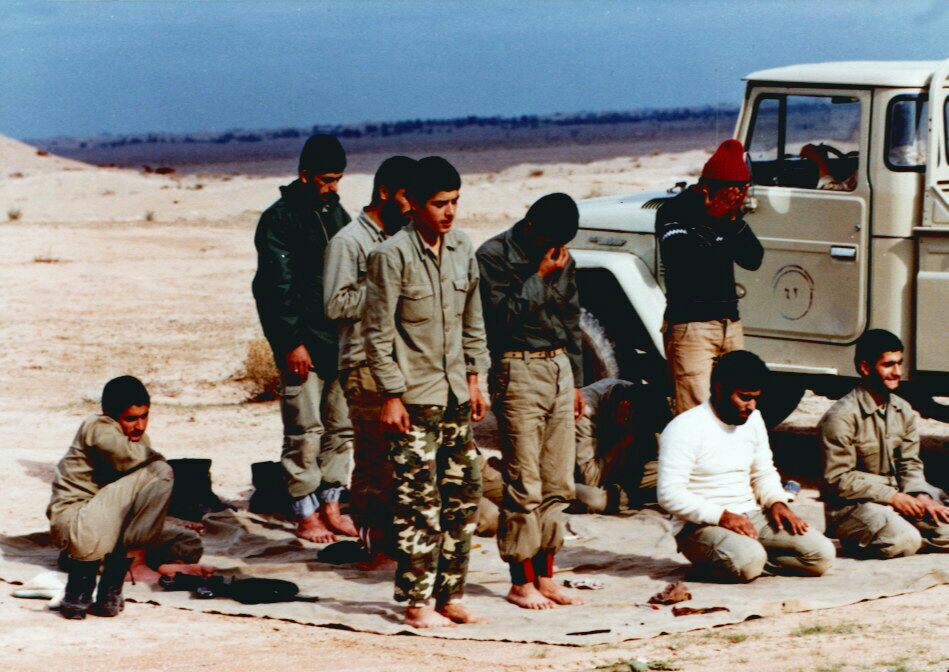 arman34105007's tweet photo. اگه جات گرم و نرمه
و باز هم نماز نمیخونے... 
یا مسجد نزدیک خونتونه، 
و مسجد نمـیری...
دم از شهدا نزنی، بهتـره... 
چون خیلـے با راهشـون فاصـله داری!

هدیه به روح مطهر شهداصلوات🌷 https://t.co/XPkmYPGuXQ