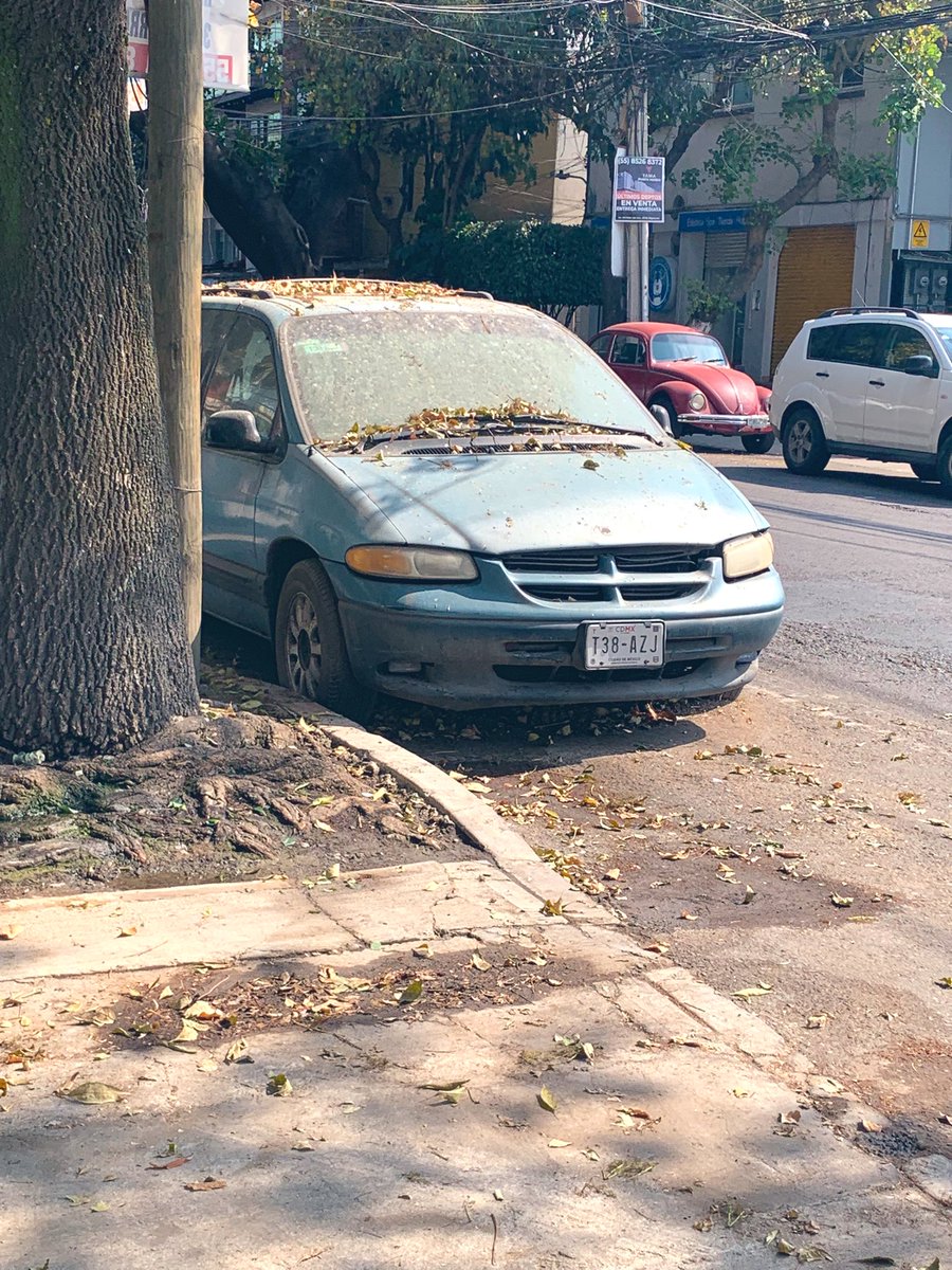 MejorandoCDMX's tweet photo. @UCS_GCDMX luz saviñon 712 en colonia del Valle coche abandonado https://t.co/wrZoW3ergF