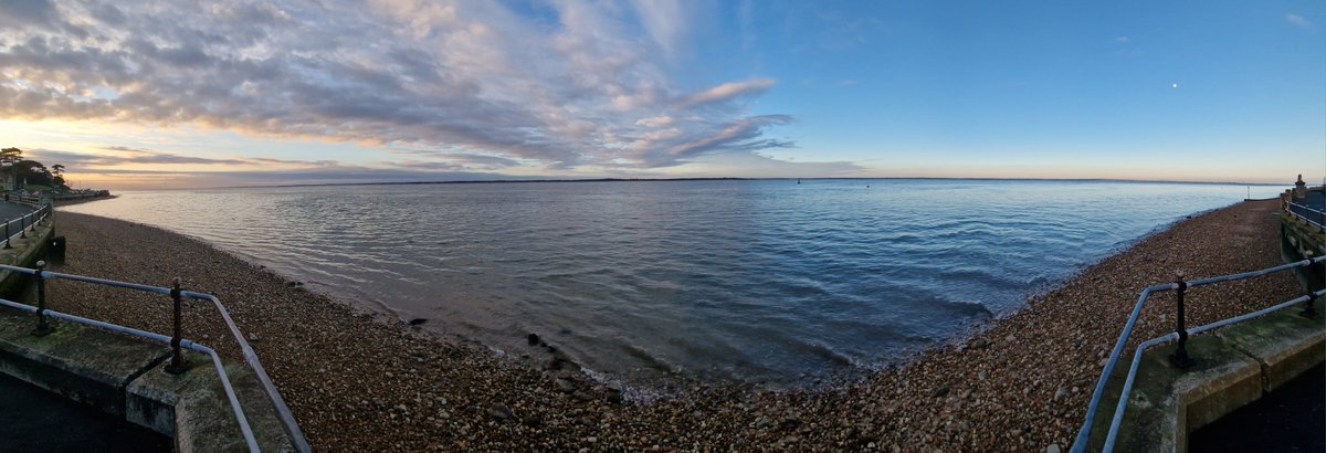 The panoramic view across the Solent this afternoon with Gurnard, #isleofwight to the left and #Portsmouth to the right. From the most northern tip of the Island, #EgyptPoint. #pureislandhappiness <a href="/onthewight/">OnTheWight: Isle of Wight News</a> <a href="/VisitIOW/">Visit Isle Of Wight</a> <a href="/BBCSouthWeather/">BBCSouthWeather</a>