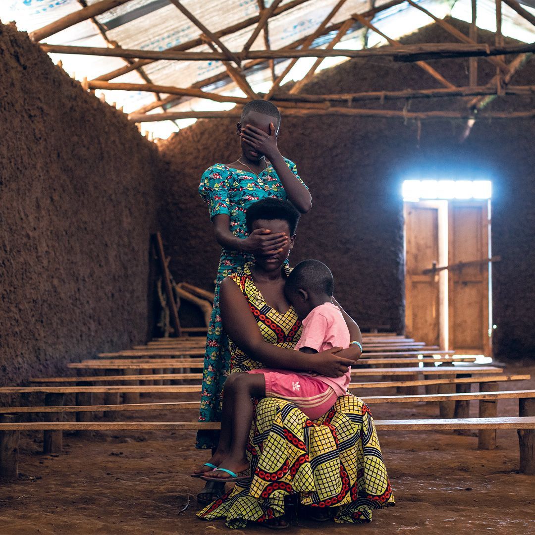 Le Monde diplomatique 🖋 (@mdiplo) on Twitter photo Nichole Sobecki ///// Portrait de Grace (un nom fictif), 17 ans, de sa fille de 3 ans et de sa sœur de 14 ans, dans le camp de réfugiés de Kyangwali, en Ouganda. De la série « Body as a Battleground », 2019.
<a href="/nicholesobecki/">Nichole Sobecki</a>
Dans notre dernier MDV 🗞️.
monde-diplomatique.fr/mav/198/ Nichole Sobecki ///// Portrait de Grace (un nom fictif), 17 ans, de sa fille de 3 ans et de sa sœur de 14 ans, dans le camp de réfugiés de Kyangwali, en Ouganda. De la série « Body as a Battleground », 2019.
<a href="/nicholesobecki/">Nichole Sobecki</a>
Dans notre dernier MDV 🗞️.
monde-diplomatique.fr/mav/198/