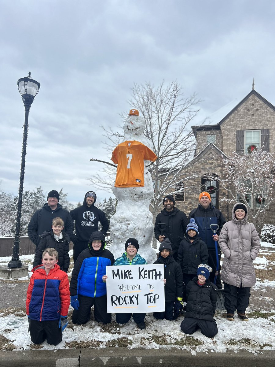 janestorie's tweet photo. This 11+’ tall snowman and his friends from Nashville want to say, ‘welcome to Rocky Top, Mike Keith!’ 🍊🍊
@tennvoice @wesrucker247 @Vol_Sports https://t.co/mKwxCHzMhT