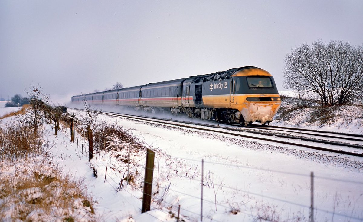 🚆 This atmospheric shot of a Midland Region HST passing Stenson Junction in 1991, shows the 6-car formation of the Midland sets. (📸 Dave Peachey)