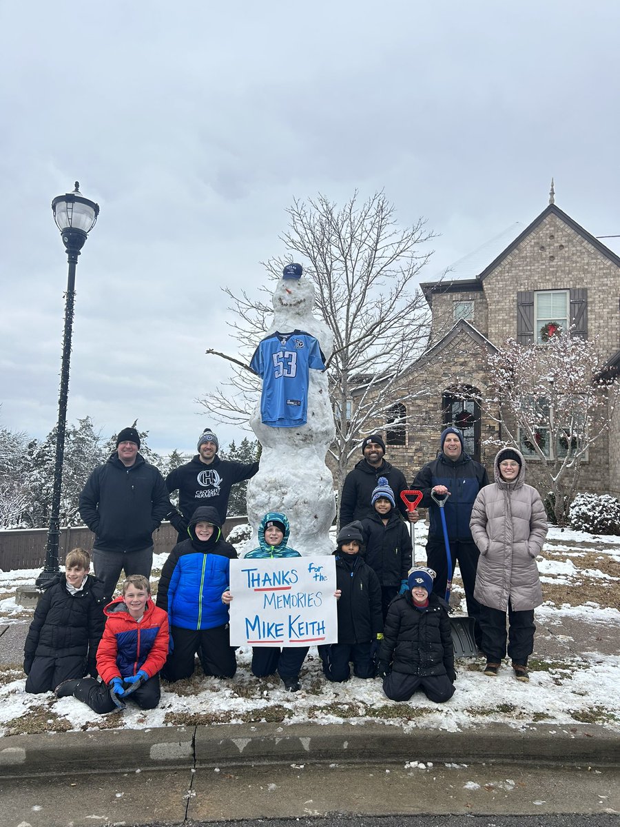 janestorie's tweet photo. Cheers to you, Mike Keith! This 11+’ tall snowman and his friends want to say, ‘thanks for the memories!’
@tennvoice https://t.co/bERj4ObX1C