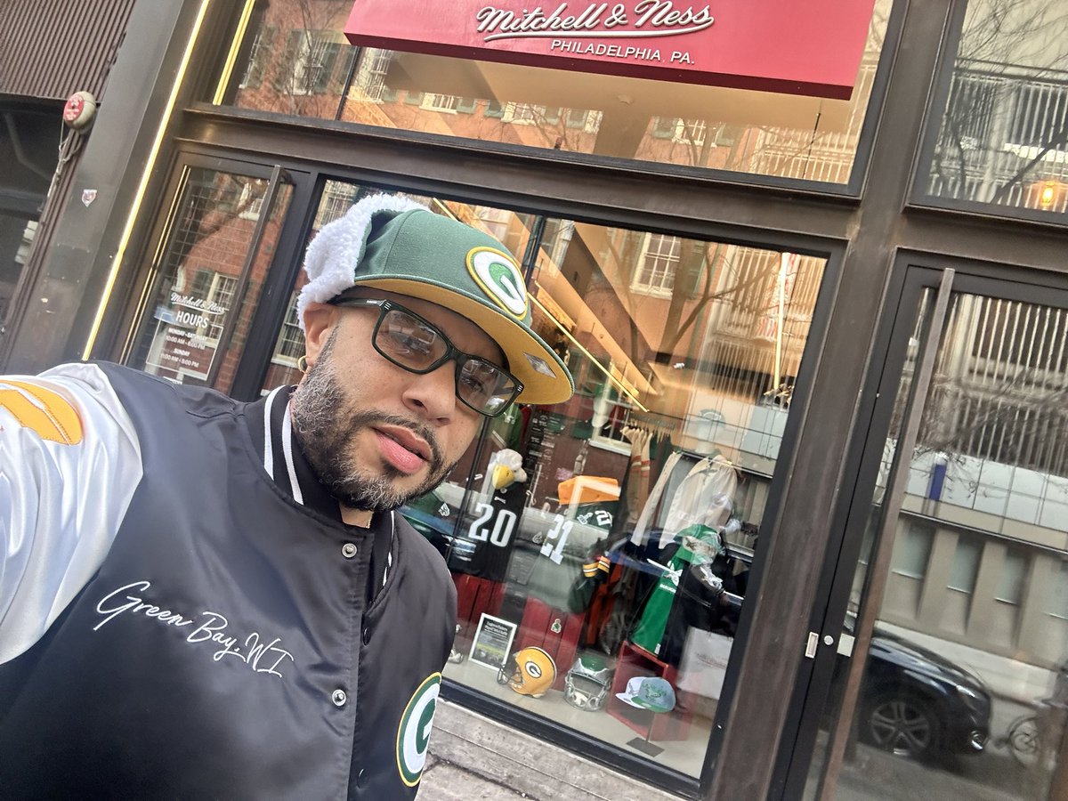 RatedRNupe414's tweet photo. When is Philly visit the Mecca @mitchell_ness #GoPackGo #phillytakeover https://t.co/oGr0ANWhzK