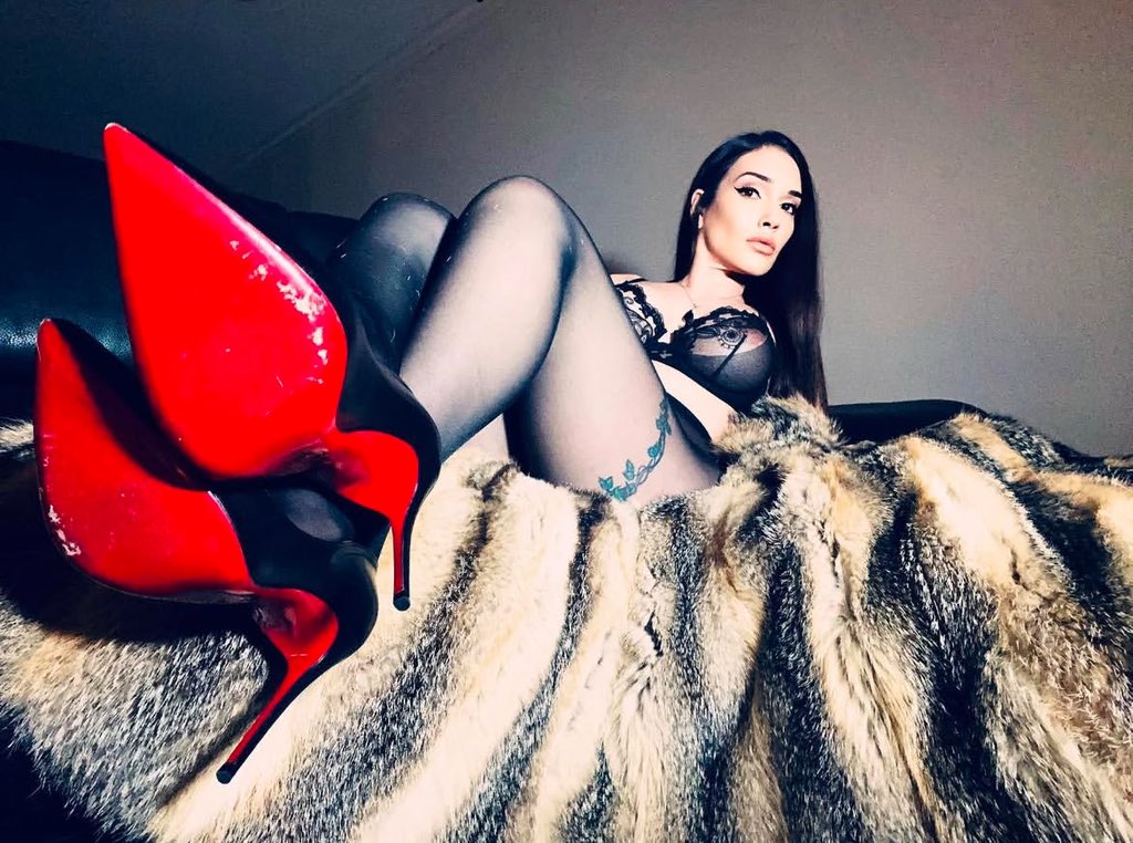 MistressLissiaX's tweet photo. Just had session with one bitch, it was… ⛓️😈🔥 https://t.co/Co03WmiHSx