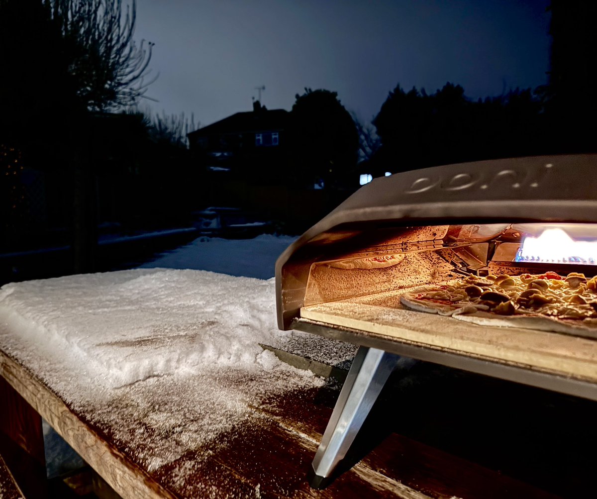 FreestoneFF's tweet image. Ooni pizza in the snow. Blooming marvellous!