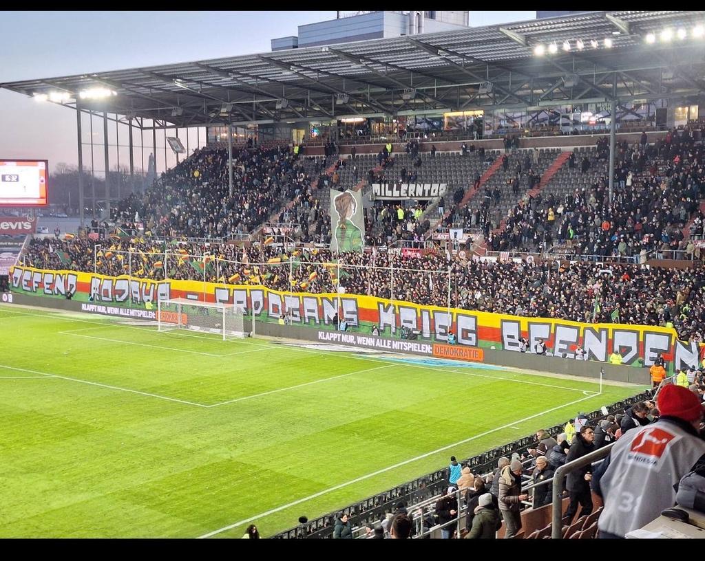 RISEUP4R0JAVA's tweet image. Today Sankt Pauli Ultras showed in an impressive way their solidarity with the revolution 🔥🔥🔥
-Defend Rojava - Stop Erdogans War-
#RiseUp4Rojava
#DefendRojava
#sanktpauli