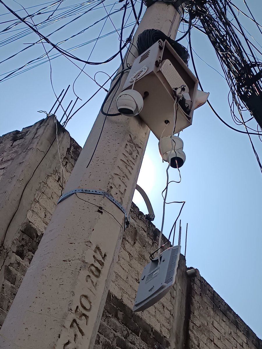 rubsfan's tweet photo. 📣Reporte ciudadano 📣
@TlalpanVecinos @TlalpanAl @Gabyosoriohdz @SOBSECDMX Para su conocimiento, en la Col. Tlalcoligia se encuentra una de las cámaras C4 en éstas condiciones, solicitamos su reparación o restablecimiento, Agradecemos su atención. #Tlalpan https://t.co/g86CD0yQos