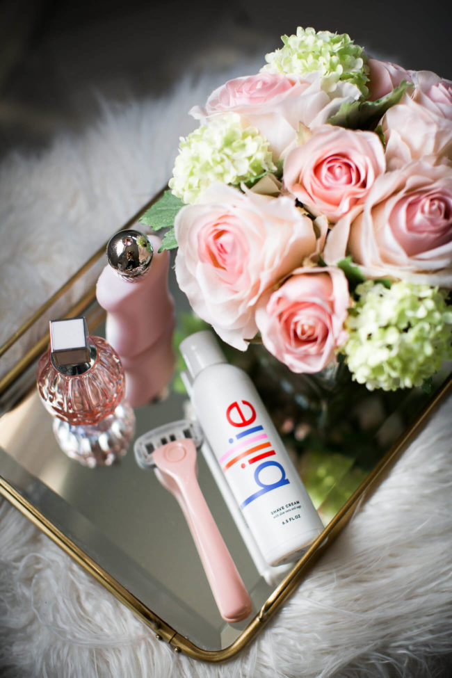 Maudbqx's tweet photo. Is the Billie Razor really worth the hype? 🙌✨ Honestly, YES! Super smooth shave, zero nicks, and it’s affordable. Plus, the ergonomic design makes it so easy to use. Definitely a game-changer for my skincare routine! 🪒💖 #BillieRazor #smoothskin https://t.co/vs12fH4GZu