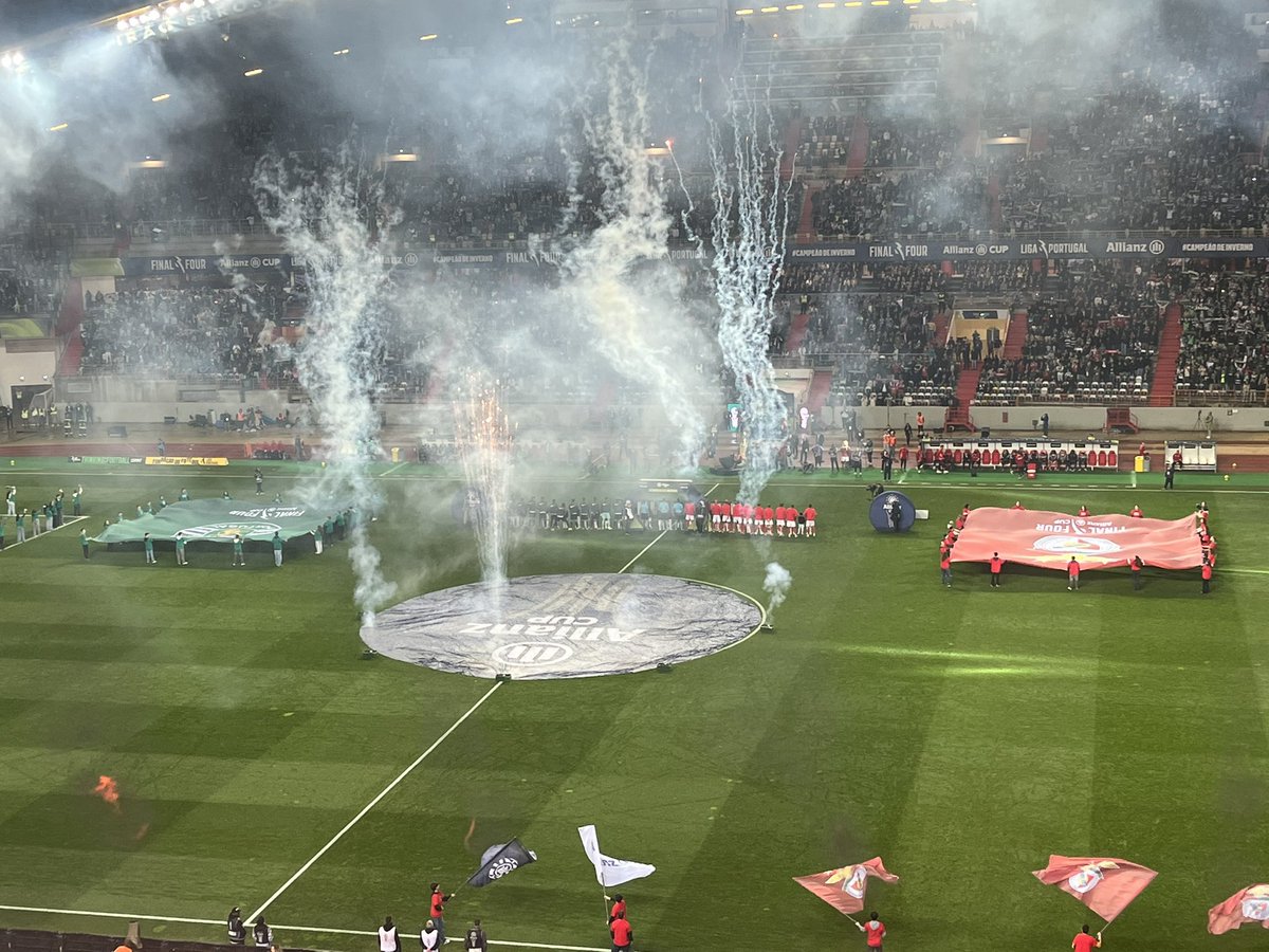 Liga: Proibido o uso de Pirotecnia.

Também a Liga: