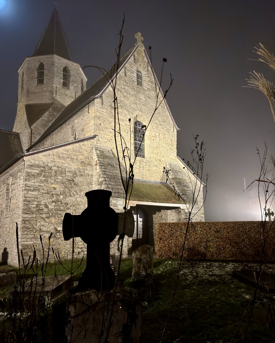 “Mist-iek”

#nn
#Afsnee, Gent 🇧🇪 
Romanesque Church XII-XIII

#romanesque
#photooftheday #photography #fog #mist
#vrtweer #weerfoto