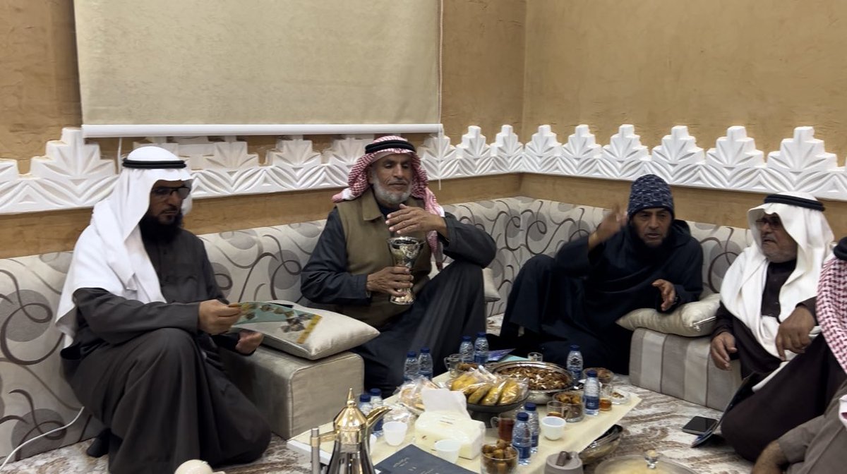 bin_faheed's tweet photo. تشرفت الليلة باستراحتي في خصيبة بالأسياح بزيارة اخوية من صديق وفيّ قدم من الرياض   اخي الكريم محمد بن عبدالله العقيّل يرفقة اخوانه الكرام سليمان وعقيّل والاخ الكريم خالد بن سليمان الخليفة سعدت بزيارتهم وانست وابنائي بمجلسهم وحديثهم الشيق واعجابهم بما شاهدوه في محافظة الاسياح https://t.co/TbMBRQiC3D