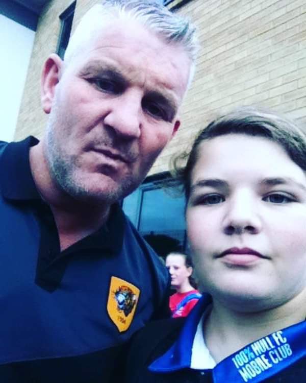 AshbugJstrictly's tweet photo. @DWindass10 you are my inspiration 🖤🧡 you where one of the main reason I played football you are a true legend this is a photo I took when I met you at Hornsea School when you came to the 3G pitch the best day ever lots of love Deano https://t.co/O2ypJipq59