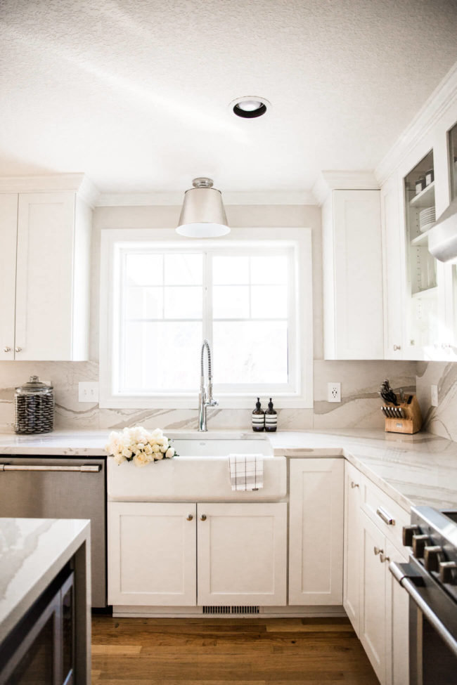 Maudbqx's tweet photo. Kitchen makeover magic! ✨ Bright whites, stunning marble countertops, and gold hardware brought this space to life. It’s the perfect mix of modern elegance and functionality—total dream kitchen vibes! 🍴💫 #KitchenInspo #HomeDesign https://t.co/h6e2kIui3n