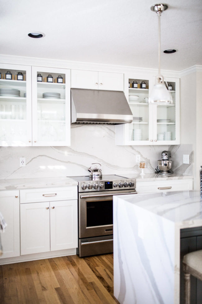 Maudbqx's tweet photo. Kitchen makeover magic! ✨ Bright whites, stunning marble countertops, and gold hardware brought this space to life. It’s the perfect mix of modern elegance and functionality—total dream kitchen vibes! 🍴💫 #KitchenInspo #HomeDesign https://t.co/h6e2kIui3n