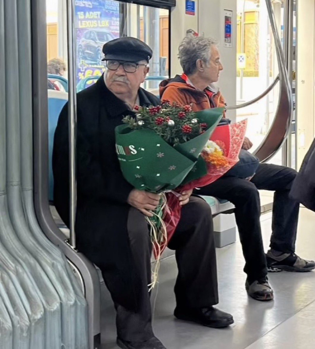 Aşk, zamanla değil, kalp ve sevgiyle büyür.
Her yaşta, her anında en güzel halini gösterir.
