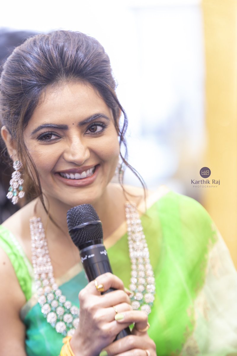 karthiktraj's tweet photo. Actress @AthulyaOfficial at #Joyallukas inauguration of the State-of-Art Diamond Jewlery Show at 
#PrasanthGoldTowers #Chennai 

#Actor #Actress #Kollywood #Chennaifashion #FashionShow #karthikrajphotography
#TalksOfCinema #TOC
 @talksofcinema @joyalukkas @AthulyaOfficial https://t.co/RjS49WRuko
