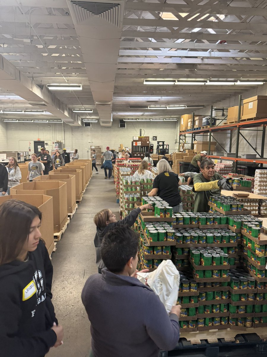 GHSladyflag's tweet image. Gilbert Girls giving back to community today. Great job packing over 1400 bags.

@Gilbert_Tigers @OTS_apparel @coachwinstead13 
#communityservice #morethanfootball #Flagfootball #unitedfoodbank #trusttheprocess