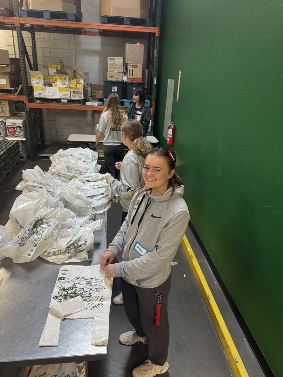 GHSladyflag's tweet image. Gilbert Girls giving back to community today. Great job packing over 1400 bags.

@Gilbert_Tigers @OTS_apparel @coachwinstead13 
#communityservice #morethanfootball #Flagfootball #unitedfoodbank #trusttheprocess