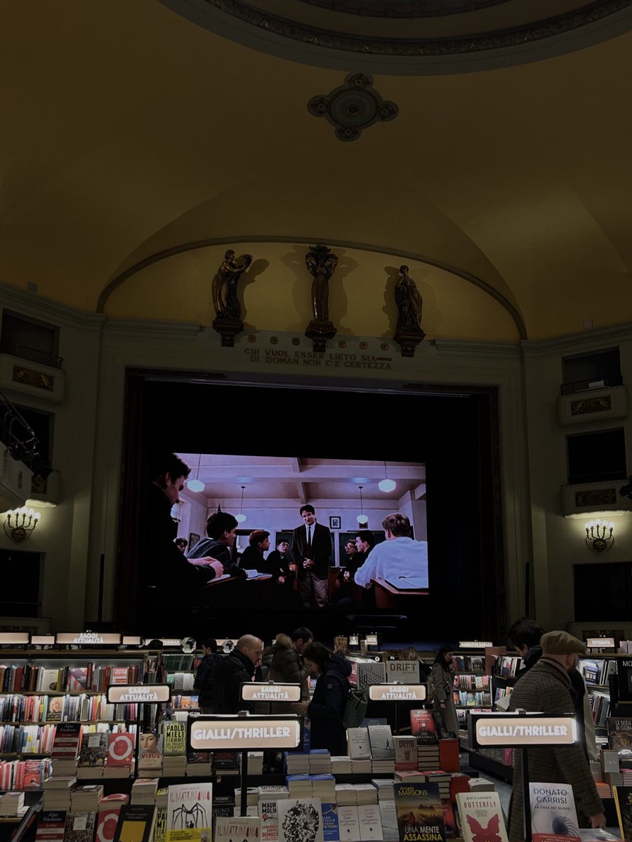everavenn's tweet photo. oggi sono stata nella libreria più bella del mondo https://t.co/CUQJrfomkD