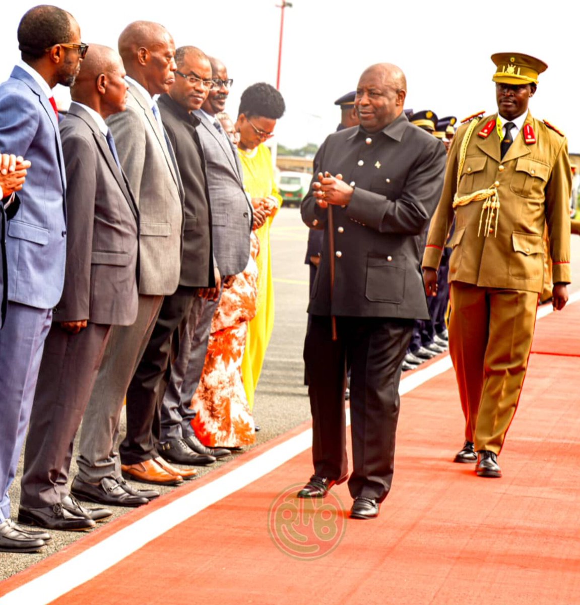 RTNBurundi's tweet photo. #Burundi:Le Président de la République @GeneralNeva vient de rentrer d'une mission de travail effectuée à Kampala en #Ouganda où il a pris part au sommet extraordinaire de l'@_AfricanUnion sur le programme de développement détaillé de l'agriculture africaine (#PDDAA). https://t.co/sTyjShG9qi