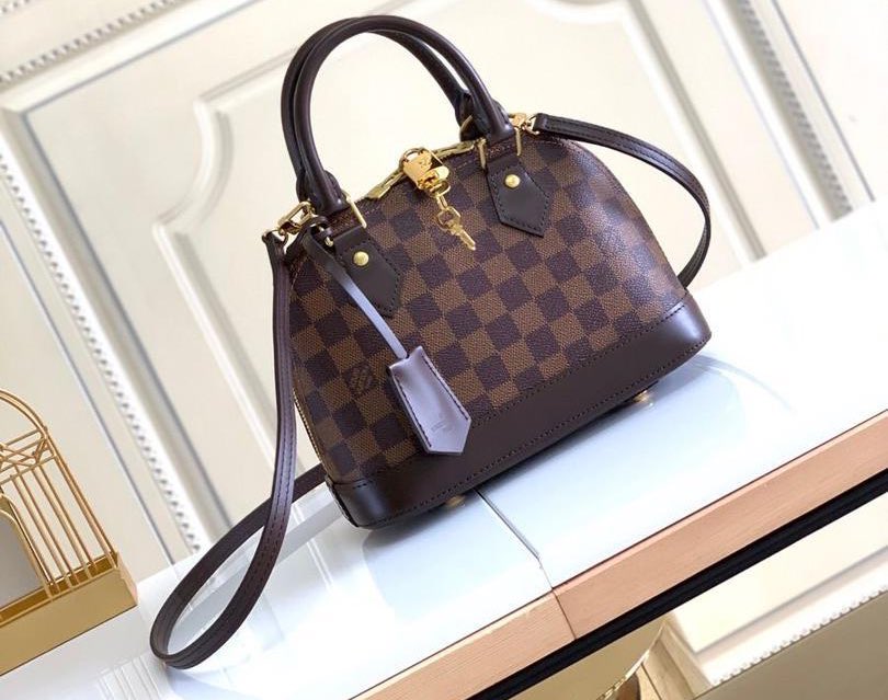 SacreModa's tweet image. Chaque sac que vous portez est une déclaration de votre unicité. 
1. 10.000 Fcfa
2. 15.000 Fcfa
3. 9.500 Fcfa
4. 11.000 Fcfa