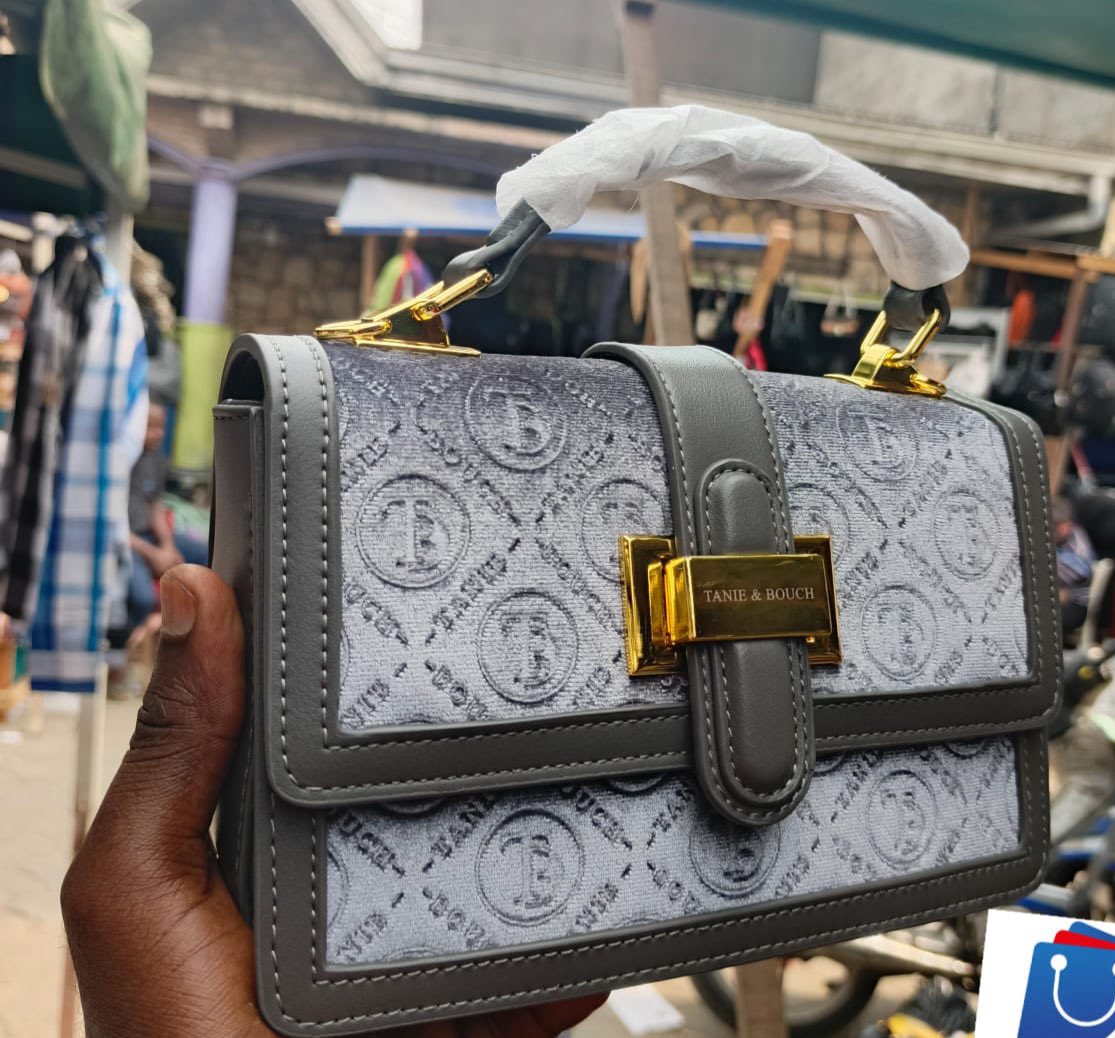 SacreModa's tweet image. Chaque sac que vous portez est une déclaration de votre unicité. 
1. 10.000 Fcfa
2. 15.000 Fcfa
3. 9.500 Fcfa
4. 11.000 Fcfa