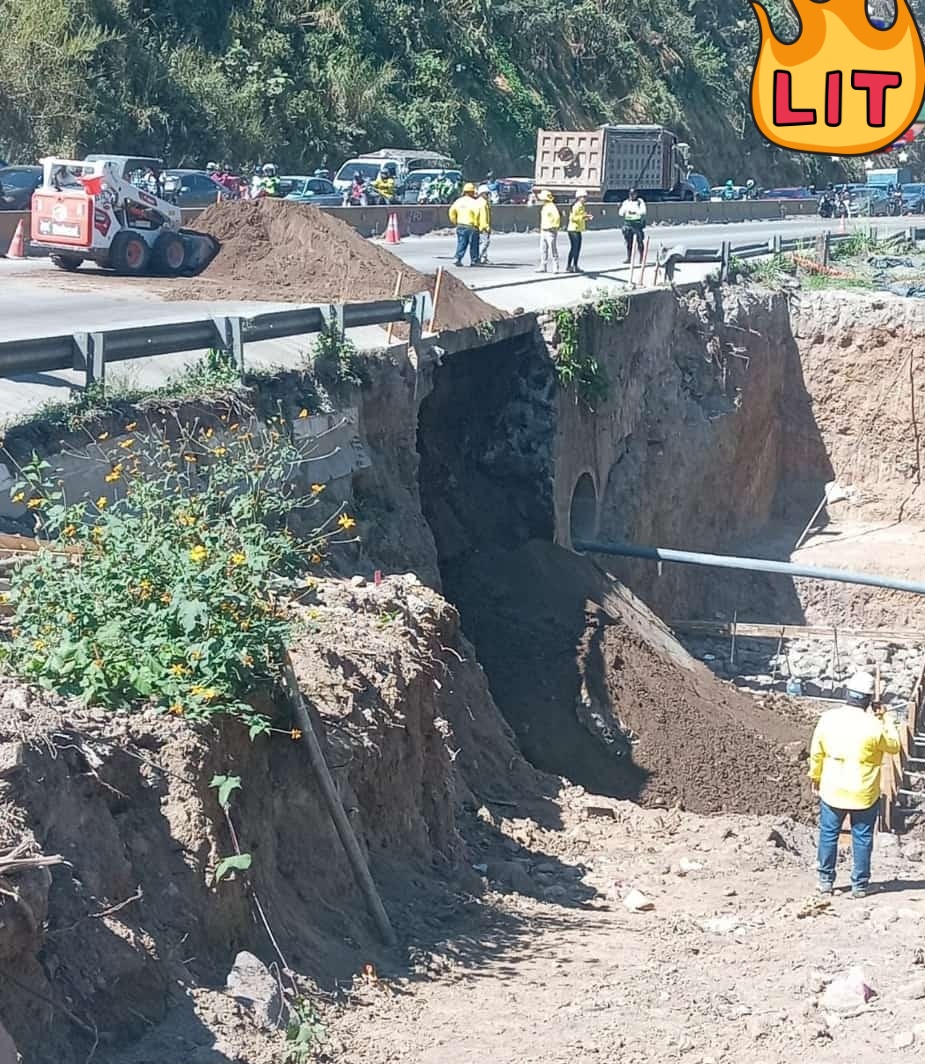PattyGize's tweet photo. Derrumbe dicen!
Debilitada está la carretera.
Ahh pero que sigan pasando las rastras, hasta que no se hunda la calle y haya otra catástrofe que cobre vidas van a hacer algo, tal vez. 
*Foto cortesía chat de tráfico de Lourdes https://t.co/gTERYPRhXl