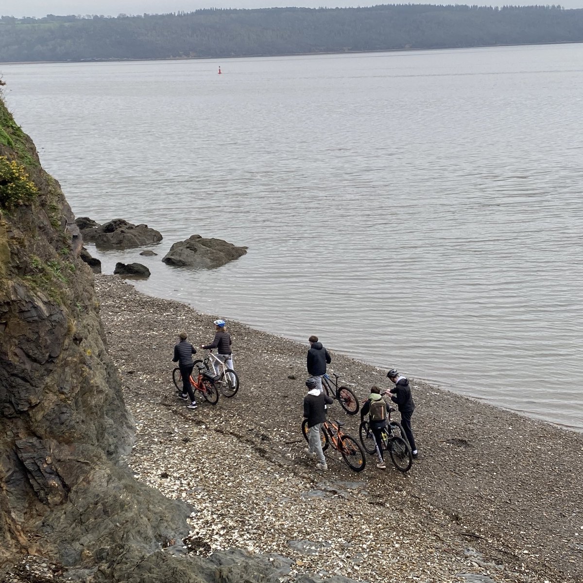 war_velo's tweet photo. En écho à ceux qui pensent qu’on ne peut pas se passer de la voiture 🚗  à la campagne, l’image de ces jeunes qui se déplacent à vélo 🚲 pour se retrouver un samedi après-midi me rassure. 

Il y a de l’avenir pour les #MobilitésActives en milieu rural. 
#MobilitéRurale https://t.co/3JJphcESkI