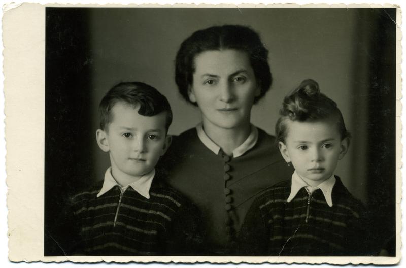 11 January 1939 | Czech Jewish girl  Věra Vohryzková was born (right).

She was deported to #Auschwitz from #Theresienstadt ghetto on 18 December 1943 with her mother Štěpánka and brother Jiří. None of them survived.