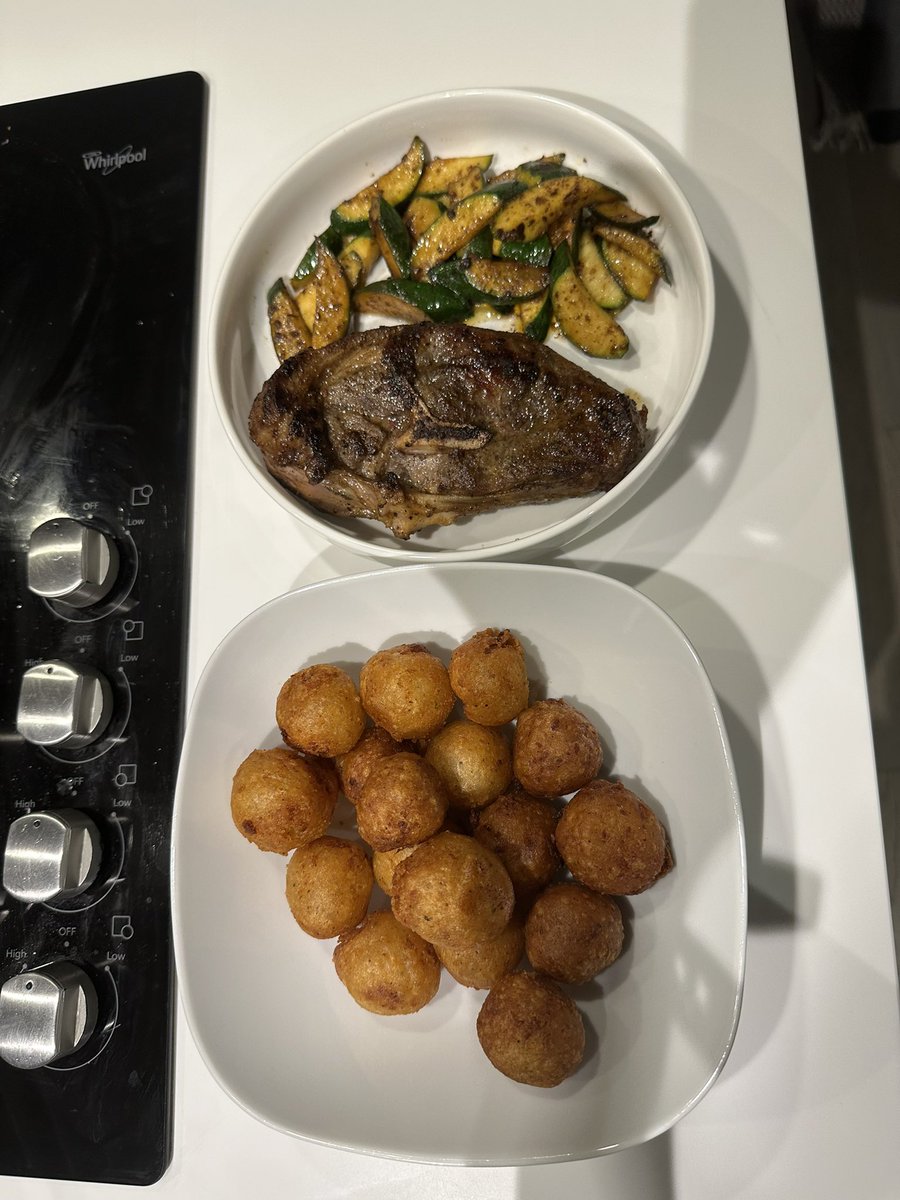 A little snack or whatever 🤤🤤 
Crispy potato balls, lamb and zucchini 😋