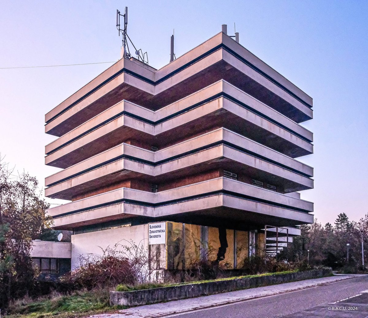 SocModernism's tweet image. The Special Educational Facility of
the Slovak Medical University
(formerly the Regional Political School)
Modra, Harmony, Slovakia, 1982.
architect Vladimír Dedeček
(c) BACU 2024 #socialistmodernism #brutgrouo
