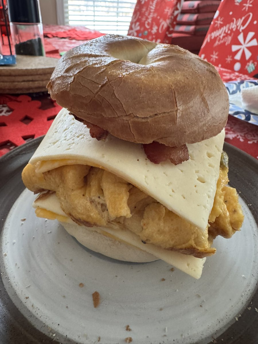 FreddyFuentes's tweet photo. Now that’s a breakfast sandwich 🥪!!! https://t.co/XQbLO2EDUA