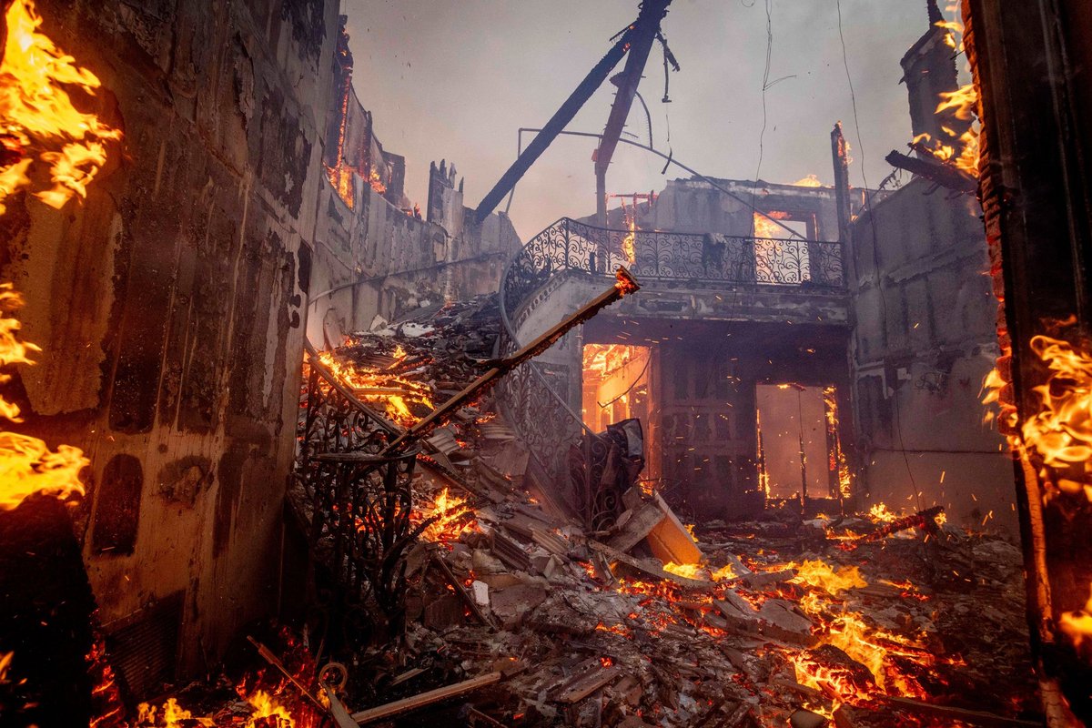 SameerA4510's tweet photo. कैलिफोर्नियाच्या लॉस एंजिलिसमध्ये भीषण अग्नितांडव
#LosAngelesFire https://t.co/RDithiPMzq