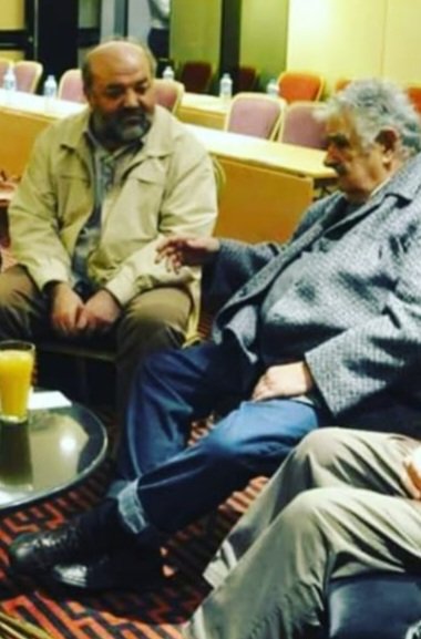 2010-2015 yıllarında Uruguay'da Cumhurbaşkanlığı yaptı
Sarayı boşalttı evrakları evde imzalıyordu
Arabasına bir milyon dolar verdiler satmadı onunla köpeğimi tedaviye götürüyorum dedi
Marksist solcu eski gerillaydı.
Ihtiyacı kadar yaşamak fakirlik değil özgürlüktür diyordu.