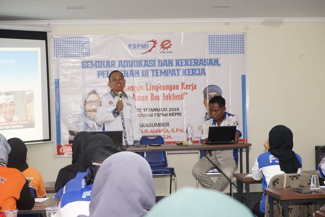 media_batam's tweet photo. Pemateri sedang menyampaikan materi penting dalam seminar advokasi, berkomitmen membangun lingkungan kerja yang aman dan bebas dari kekerasan serta pelecehan. Perubahan dimulai dari langkah berani ini! https://t.co/Ax4HRnmKqE