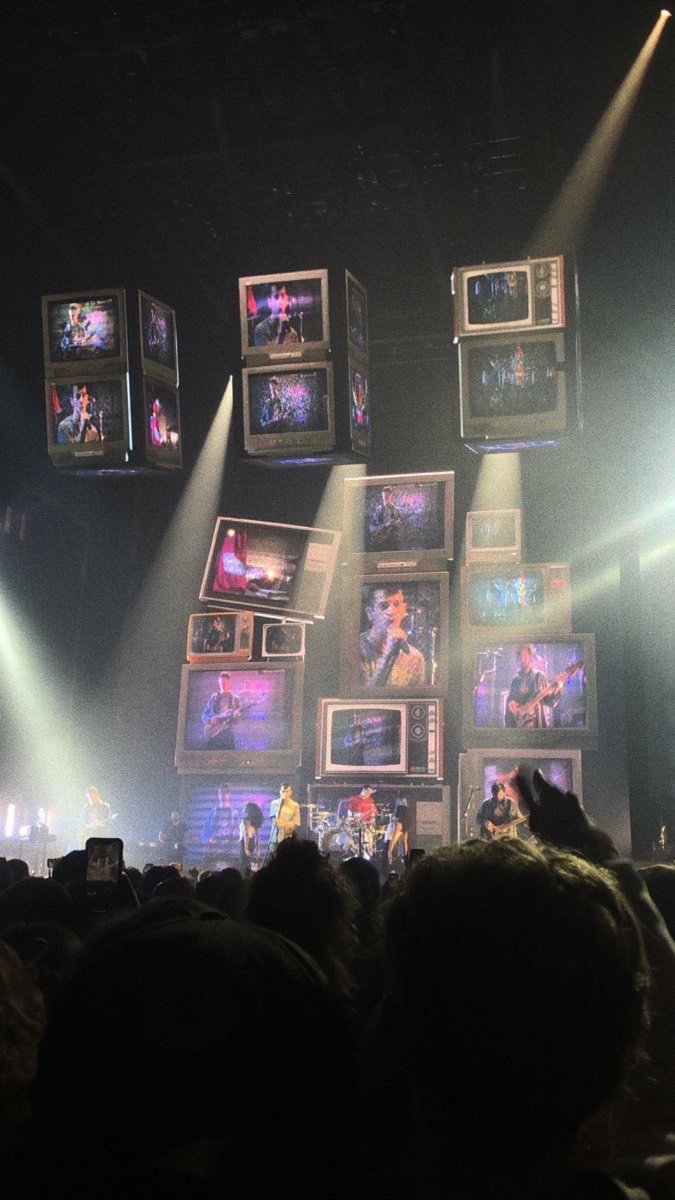 you mfs need to bring back the big ass screens next tour <a href="/the1975/">The 1975</a>