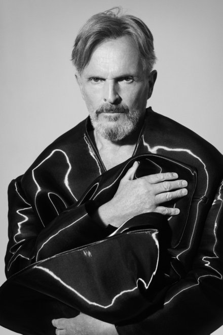 Miguel Bosé es uno de los artistas más versátiles y completos de las últimas décadas.

🧵Conoce su lado más oscuro...su vida privada.⤵️