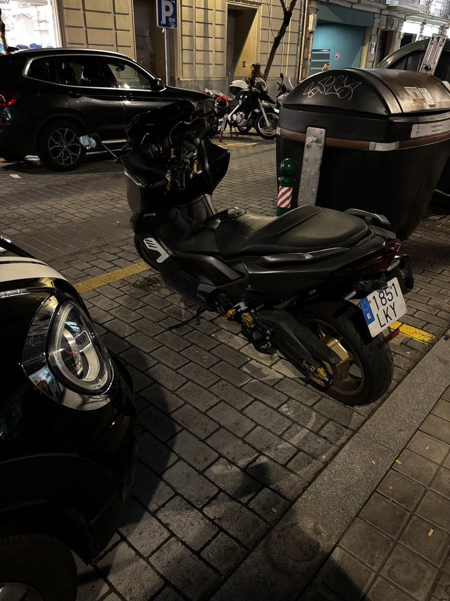 GoikOnFirE's tweet photo. @Bilbao_Polizia Aquí tenéis uno: una moto aparcada en el reservado a discapacitados al lado de la pastelería Arrese en la calle Astarloa. Se ve perfectamente la matrícula https://t.co/RhzUARZmex